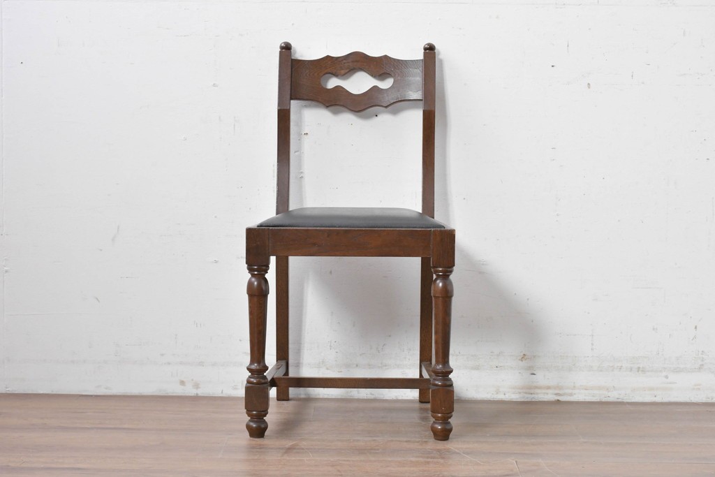 中古　横浜クラシック家具　ノックオンウッド(knockonwood)　ナラ材　挽物脚と透かし彫りが目を引くダイニングチェア　(R-087920)