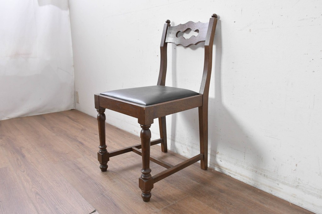 中古　横浜クラシック家具　ノックオンウッド(knockonwood)　ナラ材　挽物脚と透かし彫りが目を引くダイニングチェア　(R-087920)