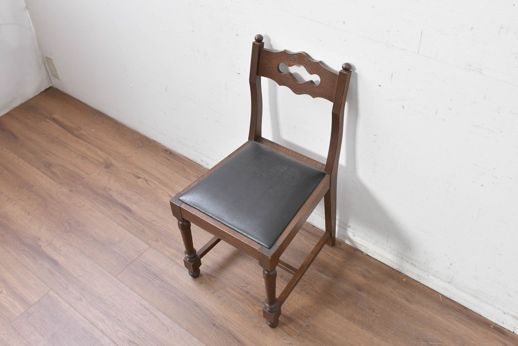 中古　横浜クラシック家具　ノックオンウッド(knockonwood)　ナラ材　挽物脚と透かし彫りが目を引くダイニングチェア　(R-087920)