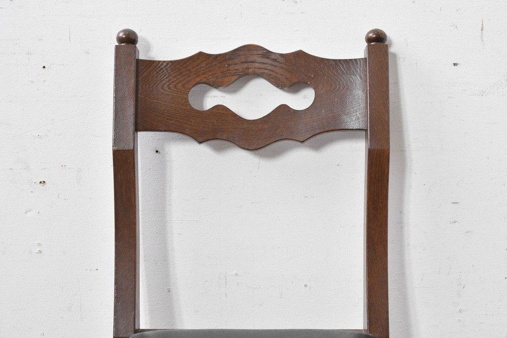 中古　横浜クラシック家具　ノックオンウッド(knockonwood)　ナラ材　挽物脚と透かし彫りが目を引くダイニングチェア　(R-087920)