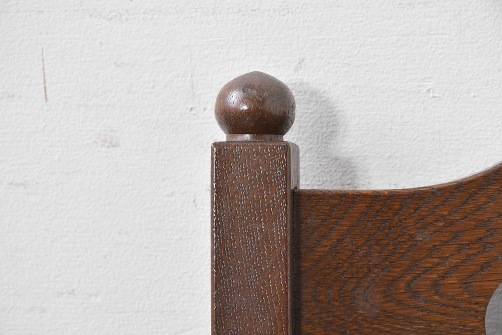 中古　横浜クラシック家具　ノックオンウッド(knockonwood)　ナラ材　挽物脚と透かし彫りが目を引くダイニングチェア　(R-087920)