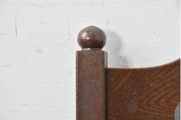 中古　横浜クラシック家具　ノックオンウッド(knockonwood)　ナラ材　挽物脚と透かし彫りが目を引くダイニングチェア　(R-087920)