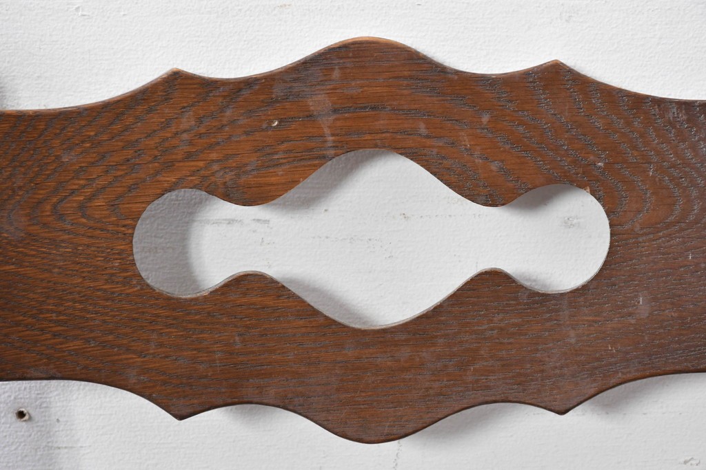 中古　横浜クラシック家具　ノックオンウッド(knockonwood)　ナラ材　挽物脚と透かし彫りが目を引くダイニングチェア　(R-087920)