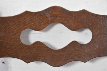 中古　横浜クラシック家具　ノックオンウッド(knockonwood)　ナラ材　挽物脚と透かし彫りが目を引くダイニングチェア　(R-087920)
