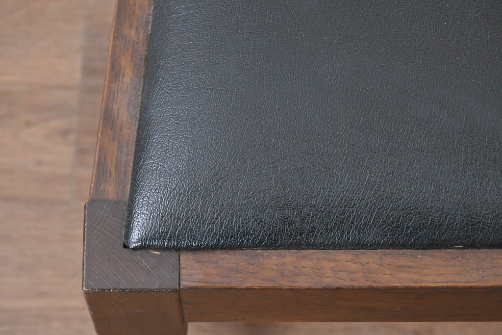 中古　横浜クラシック家具　ノックオンウッド(knockonwood)　ナラ材　挽物脚と透かし彫りが目を引くダイニングチェア　(R-087920)