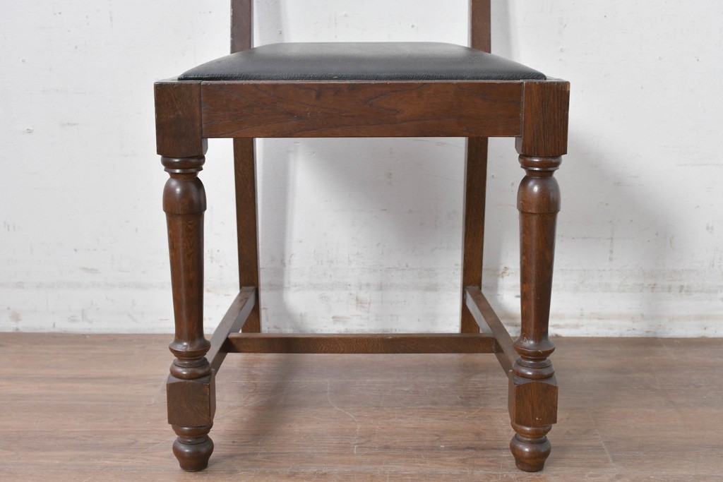 中古　横浜クラシック家具　ノックオンウッド(knockonwood)　ナラ材　挽物脚と透かし彫りが目を引くダイニングチェア　(R-087920)