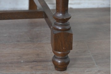 中古　横浜クラシック家具　ノックオンウッド(knockonwood)　ナラ材　挽物脚と透かし彫りが目を引くダイニングチェア　(R-087920)