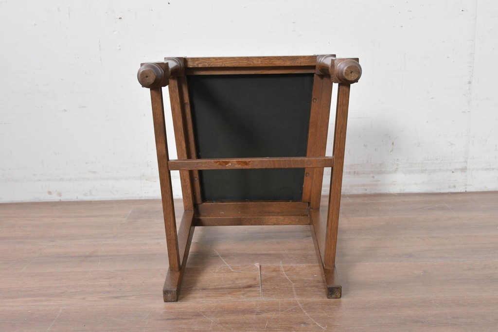 中古　横浜クラシック家具　ノックオンウッド(knockonwood)　ナラ材　挽物脚と透かし彫りが目を引くダイニングチェア　(R-087920)