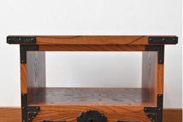 中古　岩谷堂箪笥　欅(ケヤキ)材　美しい木目と黒金具が目を引くサイドテーブル　(R-087931)