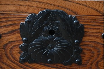中古　岩谷堂箪笥　欅(ケヤキ)材　美しい木目と黒金具が目を引くサイドテーブル　(R-087931)
