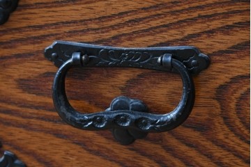 中古　岩谷堂箪笥　欅(ケヤキ)材　美しい木目と黒金具が目を引くサイドテーブル　(R-087931)