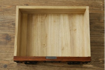 中古　岩谷堂箪笥　欅(ケヤキ)材　美しい木目と黒金具が目を引くサイドテーブル　(R-087931)