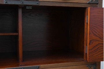 和製ヴィンテージ　上手物!高級品!!　総欅(ケヤキ)材・漆塗り　味のある手打ち金具があしらわれた李朝デザインの飾り棚　(R-087933)