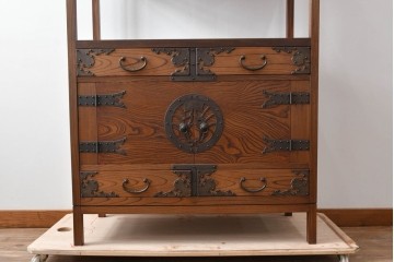 和製ヴィンテージ　上手物!高級品!!　総欅(ケヤキ)材・漆塗り　味のある手打ち金具があしらわれた李朝デザインの飾り棚　(R-087933)