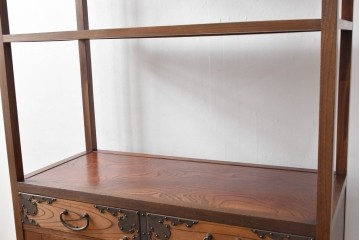 和製ヴィンテージ　上手物!高級品!!　総欅(ケヤキ)材・漆塗り　味のある手打ち金具があしらわれた李朝デザインの飾り棚　(R-087933)