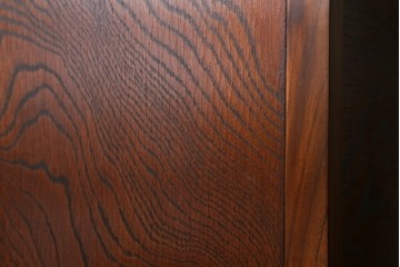 和製ヴィンテージ　上手物!高級品!!　総欅(ケヤキ)材・漆塗り　味のある手打ち金具があしらわれた李朝デザインの飾り棚　(R-087933)