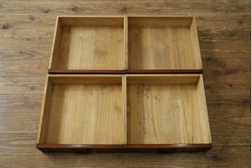 和製ヴィンテージ　上手物!高級品!!　総欅(ケヤキ)材・漆塗り　味のある手打ち金具があしらわれた李朝デザインの飾り棚　(R-087933)