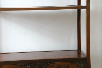 和製ヴィンテージ　上手物!高級品!!　総欅(ケヤキ)材・漆塗り　味のある手打ち金具があしらわれた李朝デザインの飾り棚　(R-087933)