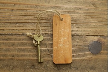 和製ヴィンテージ　上手物!高級品!!　総欅(ケヤキ)材・漆塗り　味のある手打ち金具があしらわれた李朝デザインの飾り棚　(R-087933)