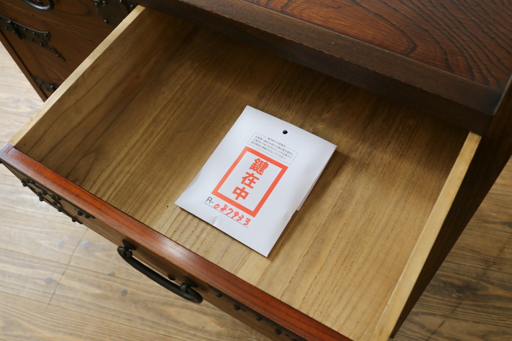 和製ヴィンテージ　上手物!高級品!!　総欅(ケヤキ)材・漆塗り　味のある手打ち金具があしらわれた李朝デザインの飾り棚　(R-087933)