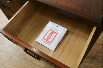 和製ヴィンテージ　上手物!高級品!!　総欅(ケヤキ)材・漆塗り　味のある手打ち金具があしらわれた李朝デザインの飾り棚　(R-087933)