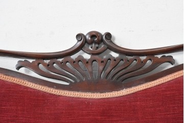 イギリスアンティーク　ウォールナット材　彫刻装飾と赤い座面が華やかなセティ　(R-087942)