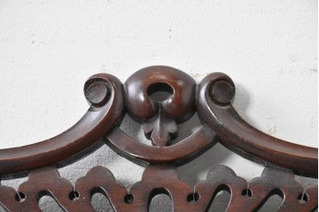 イギリスアンティーク　ウォールナット材　彫刻装飾と赤い座面が華やかなセティ　(R-087942)