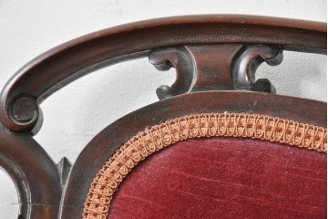 イギリスアンティーク　ウォールナット材　彫刻装飾と赤い座面が華やかなセティ　(R-087942)