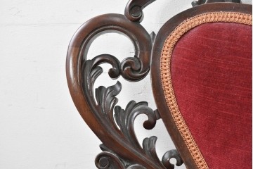 イギリスアンティーク　ウォールナット材　彫刻装飾と赤い座面が華やかなセティ　(R-087942)