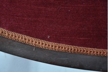 イギリスアンティーク　ウォールナット材　彫刻装飾と赤い座面が華やかなセティ　(R-087942)