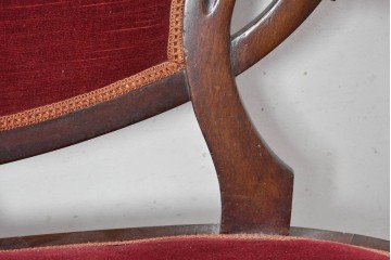 イギリスアンティーク　ウォールナット材　彫刻装飾と赤い座面が華やかなセティ　(R-087942)