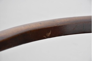 イギリスアンティーク　ウォールナット材　彫刻装飾と赤い座面が華やかなセティ　(R-087942)