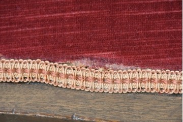 イギリスアンティーク　ウォールナット材　彫刻装飾と赤い座面が華やかなセティ　(R-087942)