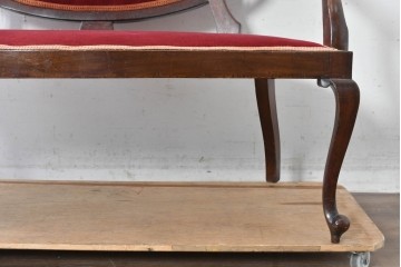 イギリスアンティーク　ウォールナット材　彫刻装飾と赤い座面が華やかなセティ　(R-087942)