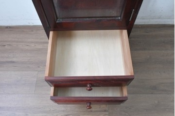 中古　美品　国産手作り家具　民芸調の縦型キャビネット　(R-087957)