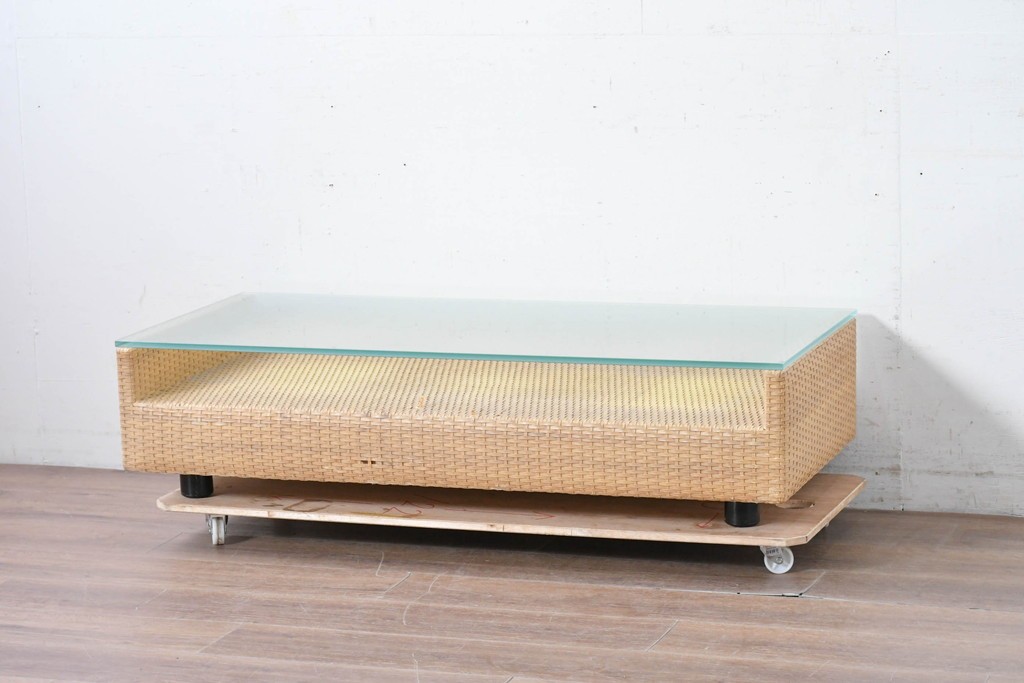 中古　希少な廃番品　arflex(アルフレックス)　A TABLE(エー テーブル)　holidays(ホリデイズ)　レザーを編み込んだローテーブル　(R-087959)