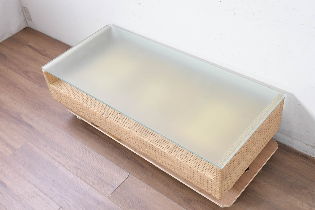 中古　希少な廃番品　arflex(アルフレックス)　A TABLE(エー テーブル)　holidays(ホリデイズ)　レザーを編み込んだローテーブル　(R-087959)