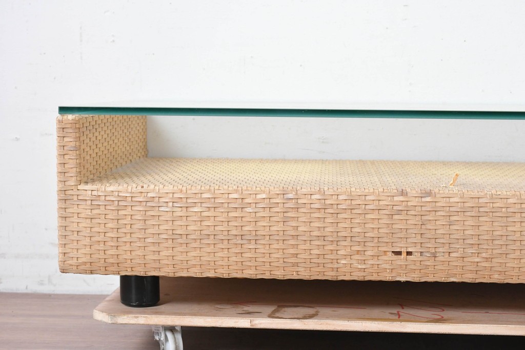 中古　希少な廃番品　arflex(アルフレックス)　A TABLE(エー テーブル)　holidays(ホリデイズ)　レザーを編み込んだローテーブル　(R-087959)
