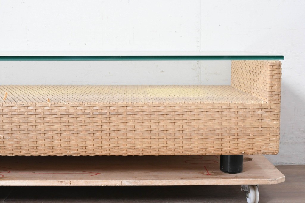 中古　希少な廃番品　arflex(アルフレックス)　A TABLE(エー テーブル)　holidays(ホリデイズ)　レザーを編み込んだローテーブル　(R-087959)