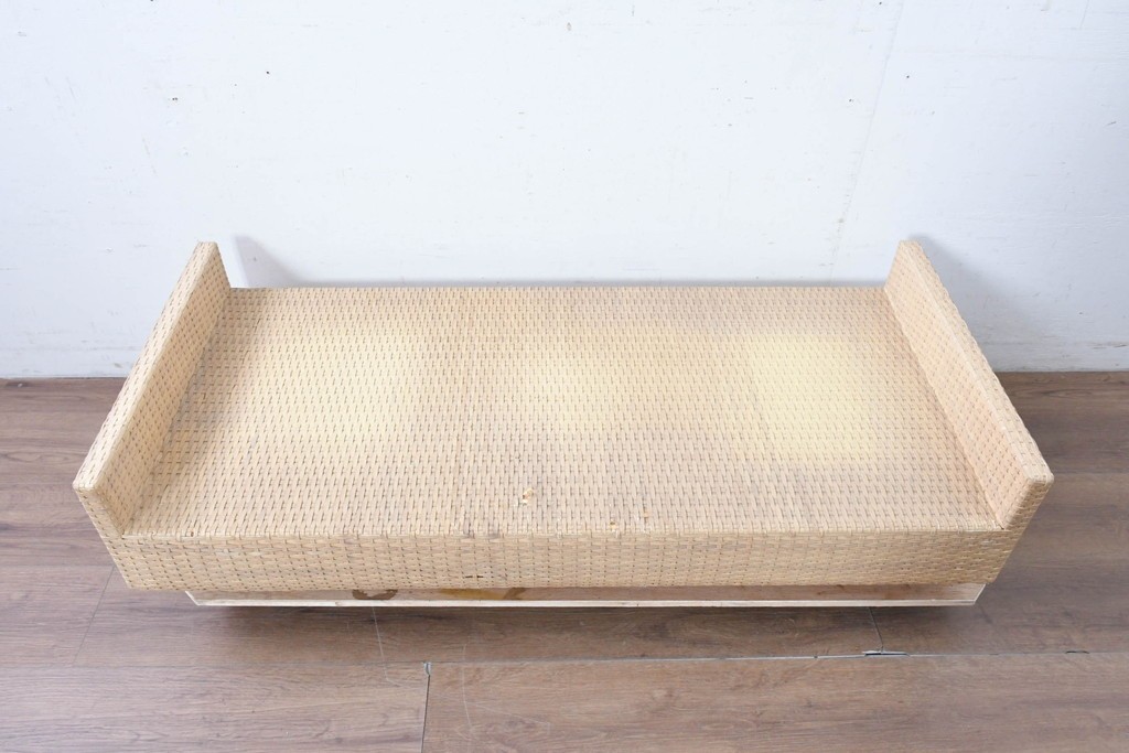中古　希少な廃番品　arflex(アルフレックス)　A TABLE(エー テーブル)　holidays(ホリデイズ)　レザーを編み込んだローテーブル　(R-087959)