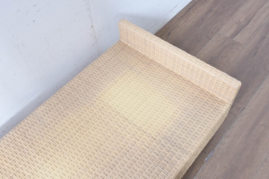 中古　希少な廃番品　arflex(アルフレックス)　A TABLE(エー テーブル)　holidays(ホリデイズ)　レザーを編み込んだローテーブル　(R-087959)