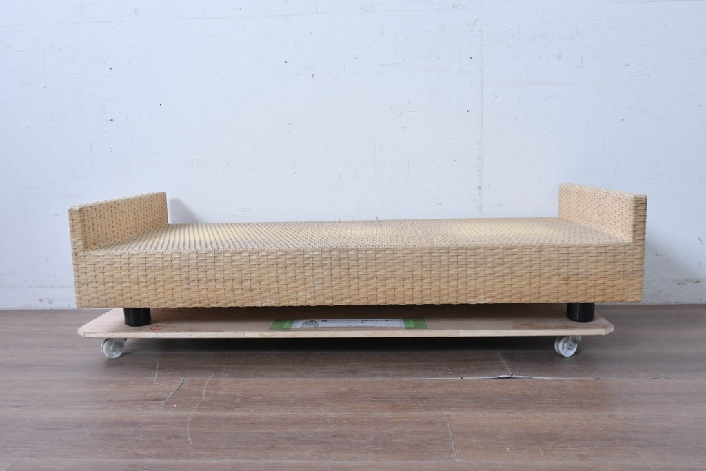 中古　希少な廃番品　arflex(アルフレックス)　A TABLE(エー テーブル)　holidays(ホリデイズ)　レザーを編み込んだローテーブル　(R-087959)