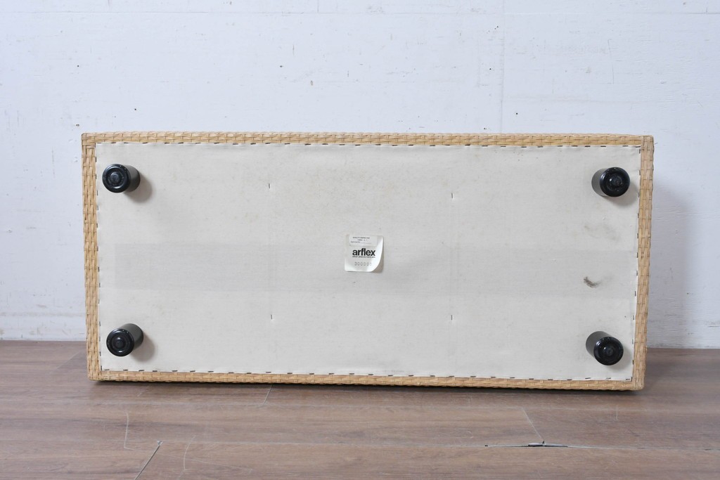 中古　希少な廃番品　arflex(アルフレックス)　A TABLE(エー テーブル)　holidays(ホリデイズ)　レザーを編み込んだローテーブル　(R-087959)