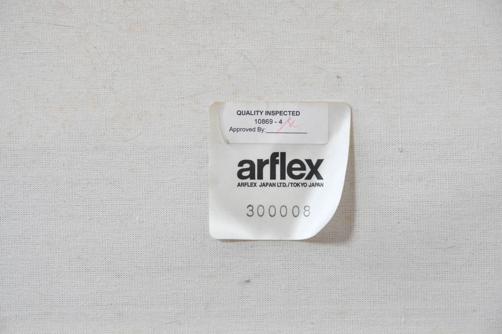 中古　希少な廃番品　arflex(アルフレックス)　A TABLE(エー テーブル)　holidays(ホリデイズ)　レザーを編み込んだローテーブル　(R-087959)