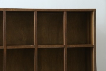和製アンティーク　素朴な木味が味わい深いレトロなマス目棚　(R-087965)