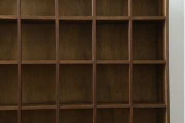 和製アンティーク　素朴な木味が味わい深いレトロなマス目棚　(R-087965)