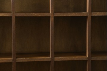 和製アンティーク　素朴な木味が味わい深いレトロなマス目棚　(R-087965)