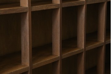 和製アンティーク　素朴な木味が味わい深いレトロなマス目棚　(R-087965)