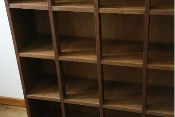 和製アンティーク　素朴な木味が味わい深いレトロなマス目棚　(R-087965)