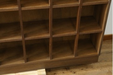 和製アンティーク　素朴な木味が味わい深いレトロなマス目棚　(R-087965)
